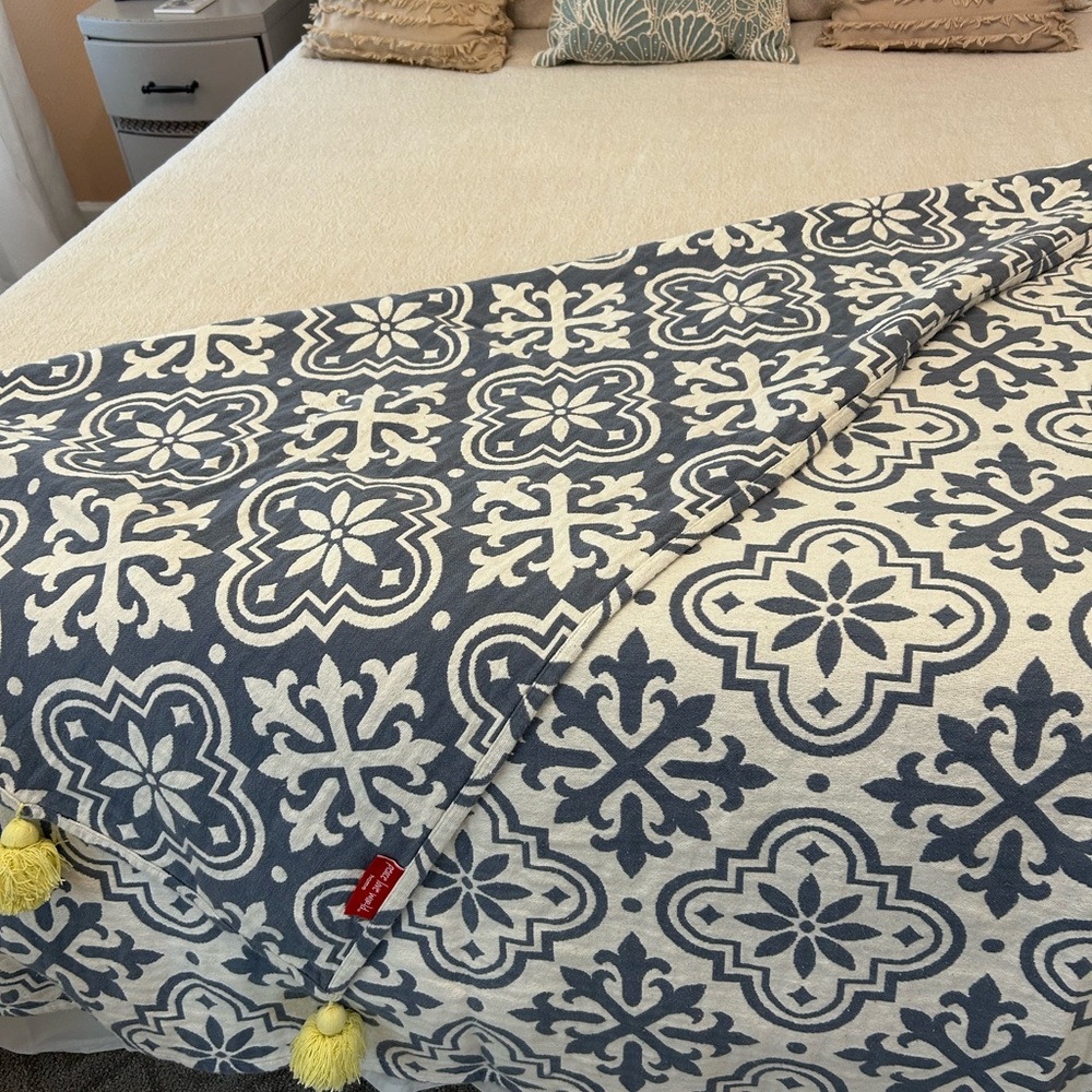 Peace Love World throw